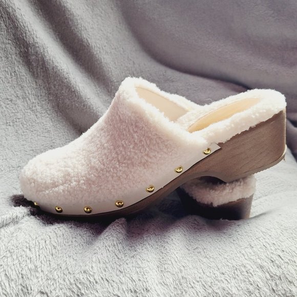 Fur white clog with studs on the side Size 7 - Picture 6 of 6